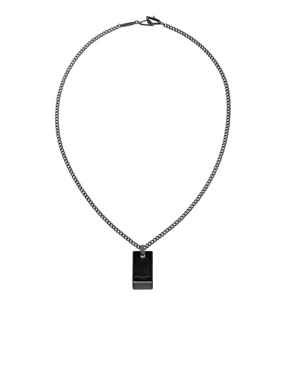 Aston Martin MJIBF5NU1 – muška ogrlica izrađena od nerđajućeg čelika 316L sa IP prevlakom u gun metal boji. Pločica od brušenog čelika sa ugraviranim natpisom “Aston Martin EST 1913” ističe sofisticiran, sportsko-elegantan izgled. Minimalistički dizajn i vrhunska izrada čine ovu ogrlicu simbolom snage, luksuza i prefinjenog stila. Dužina: 60 cm.