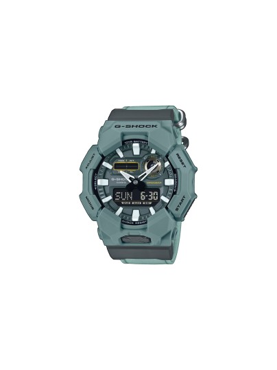 G-SHOCK GA-010CE-2AER – muški sportski sat iz kolekcije G-Shock Classic. analogno digitalni kvarcni mehanizam, izrađen od gumeno kućište sa platnena narukvica. Vodootporan, otporan na udarce i idealan za aktivan stil života.