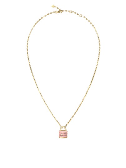 Suptilna elegancija sa porukom. Tanka ogrlica u zlatnom tonu koju krasi kultni privesak u obliku katanca, osvežen nežnim roze emajlom i pavé cirkonima.