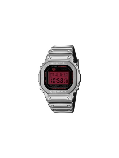Limitirani G-SHOCK GM-5600 iz Fine Metallic serije. Srebrno čelično kućište i silikonska narukvica u kontrastu sa crvenim displejem. Vodootpornost 200m.