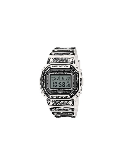 Limitirani G-SHOCK DW-5600JV-7ER iz saradnje sa umetnikom Joshua Vides. Beli sat sa crnom strip grafikom, vodootpornost 200m. Kupite u Timer radnjama.